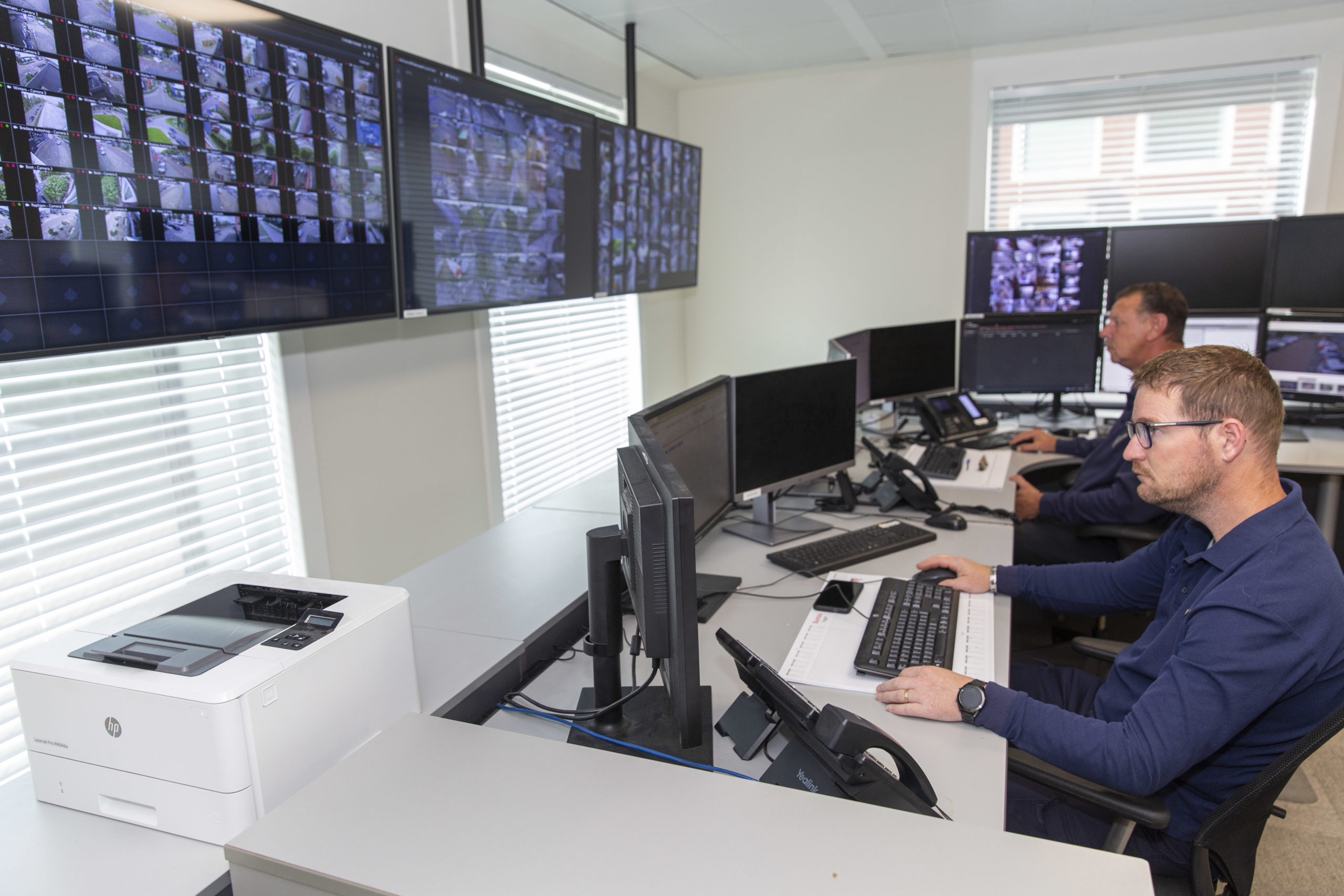 Uw klanten en relaties ook buiten kantoortijden persoonlijk en professioneel te woord staan? Maakt u dan gebruik van onze telefoonservice. U schakelt uw telefoon door naar onze meldkamer. Onze centralist staat uw klanten en relaties te woord volgens een met u afgesproken procedure. In het geval van storingsmeldingen bellen wij de dienstdoende monteur en maken rapport op van de situatie.
