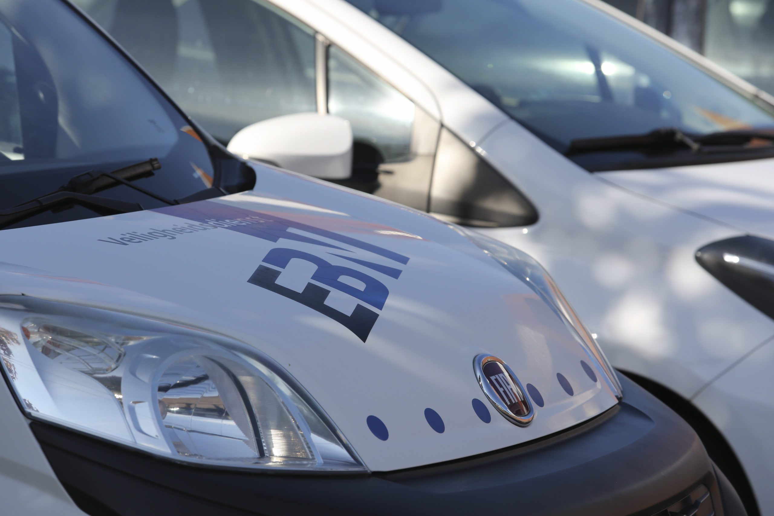 Twee surveillancewagens van EBN naast elkaar geparkeerd