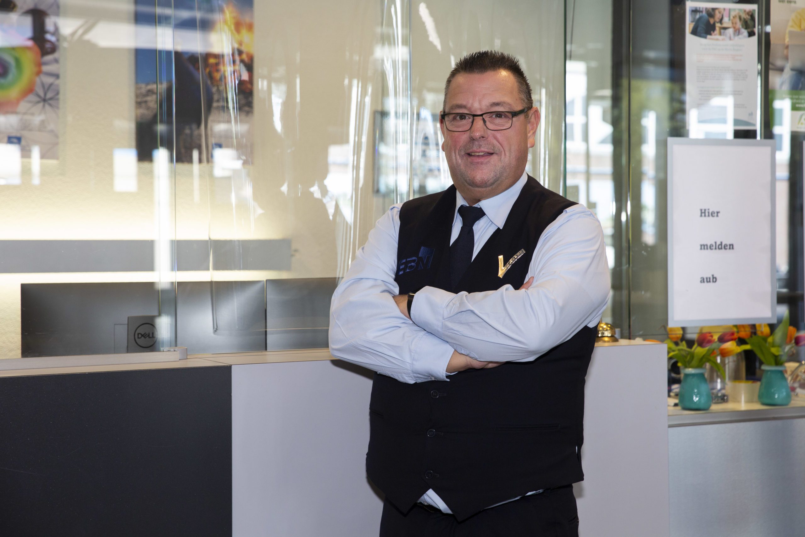 Hospitalitymedewerker van EBN bij de receptie