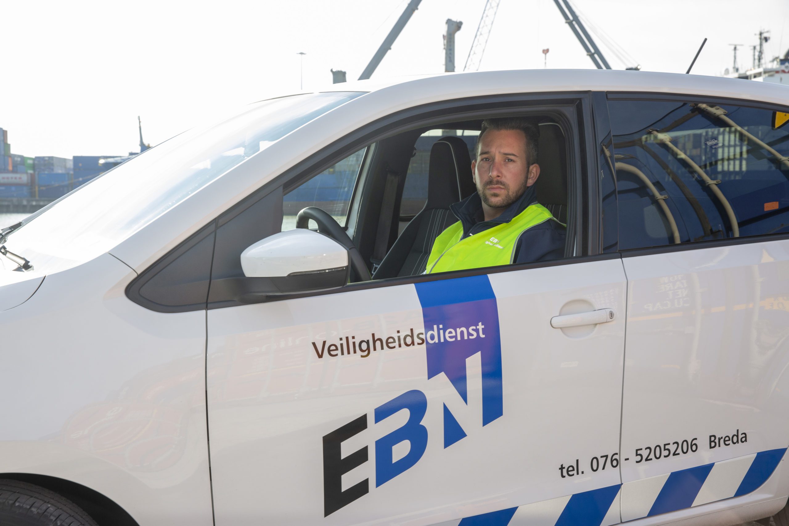 Mobiele surveillant van EBN achter het stuur van een surveillanceauto