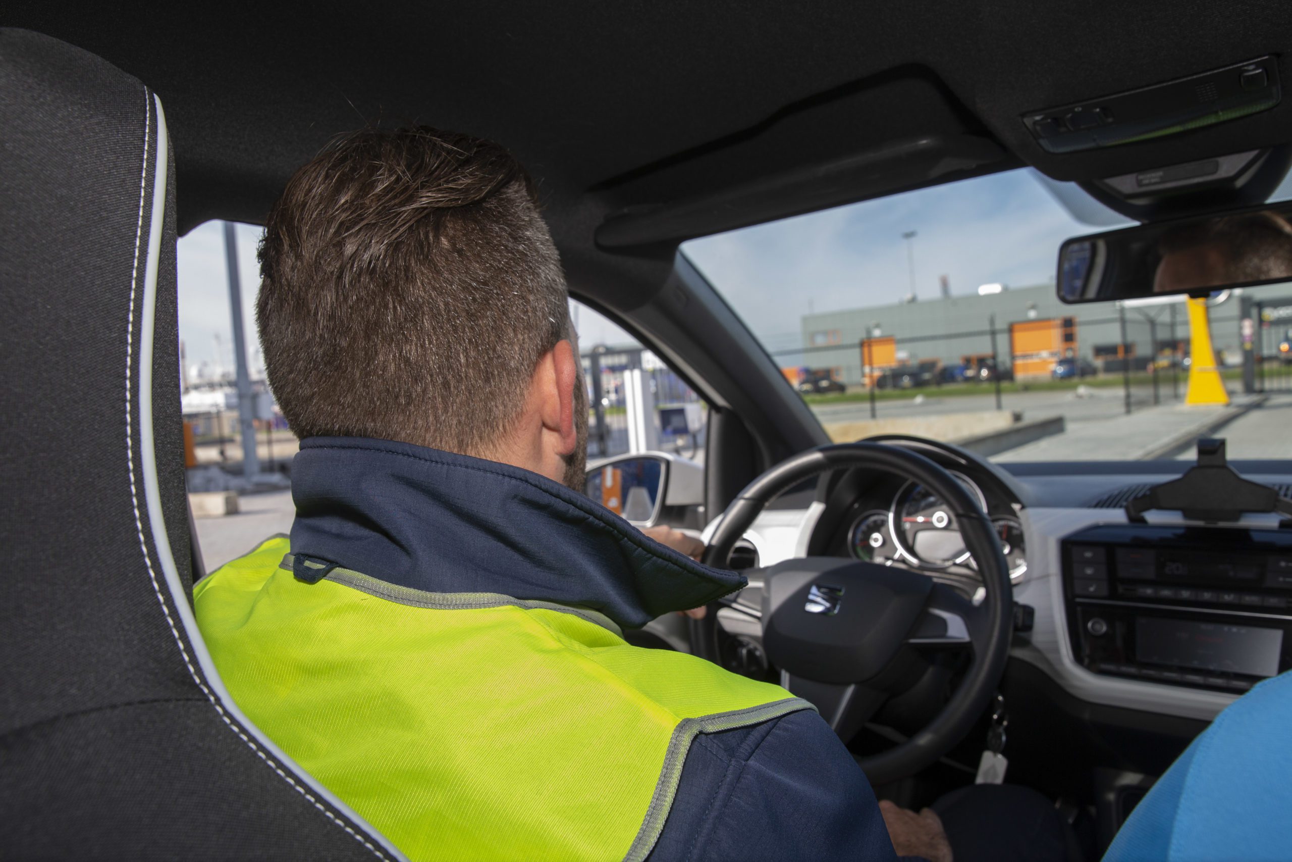 Mobiele surveillant rijdt een controleronde over een bedrijventerrein