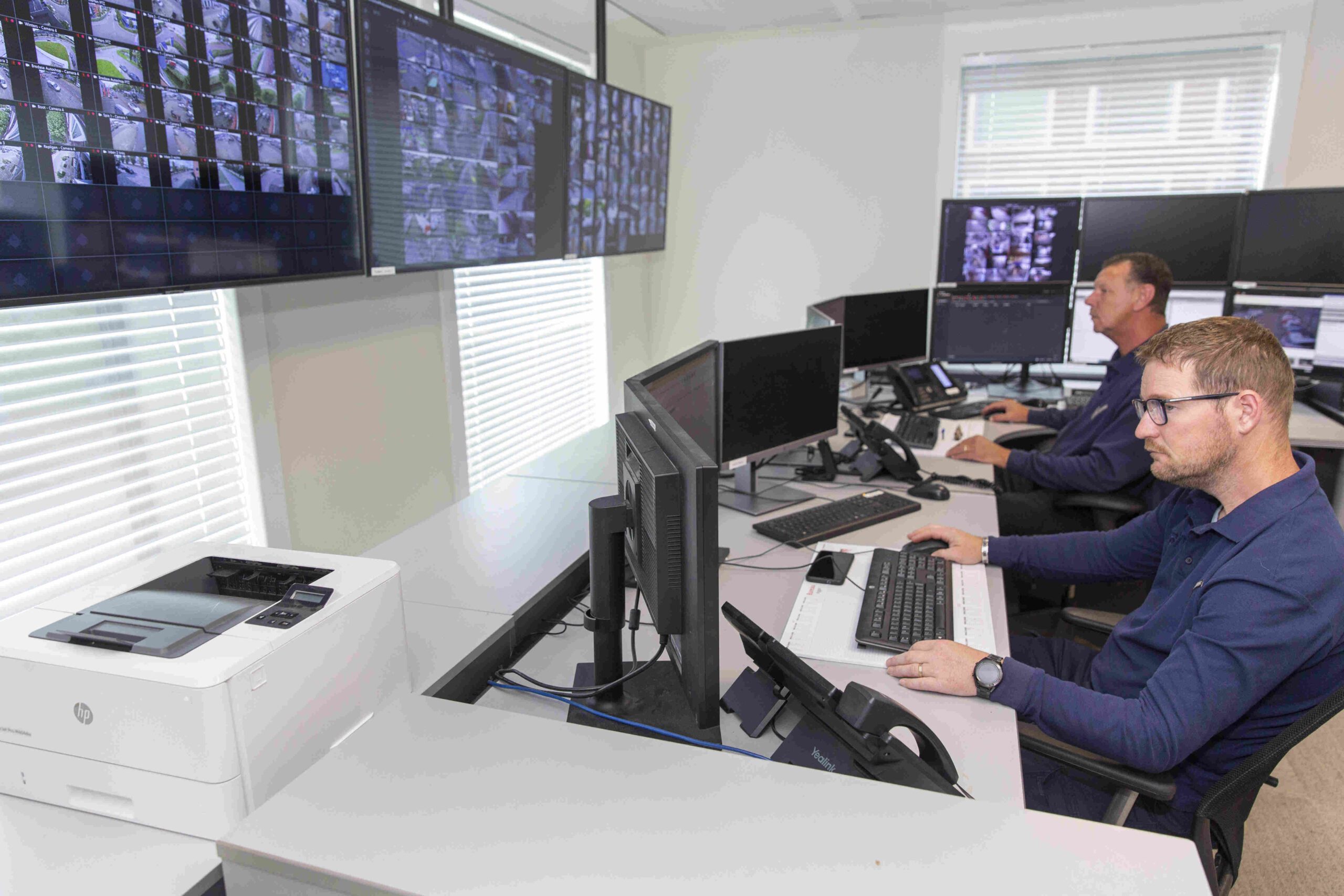 Centralisten aan het werk in de alarmcentrale van EBN