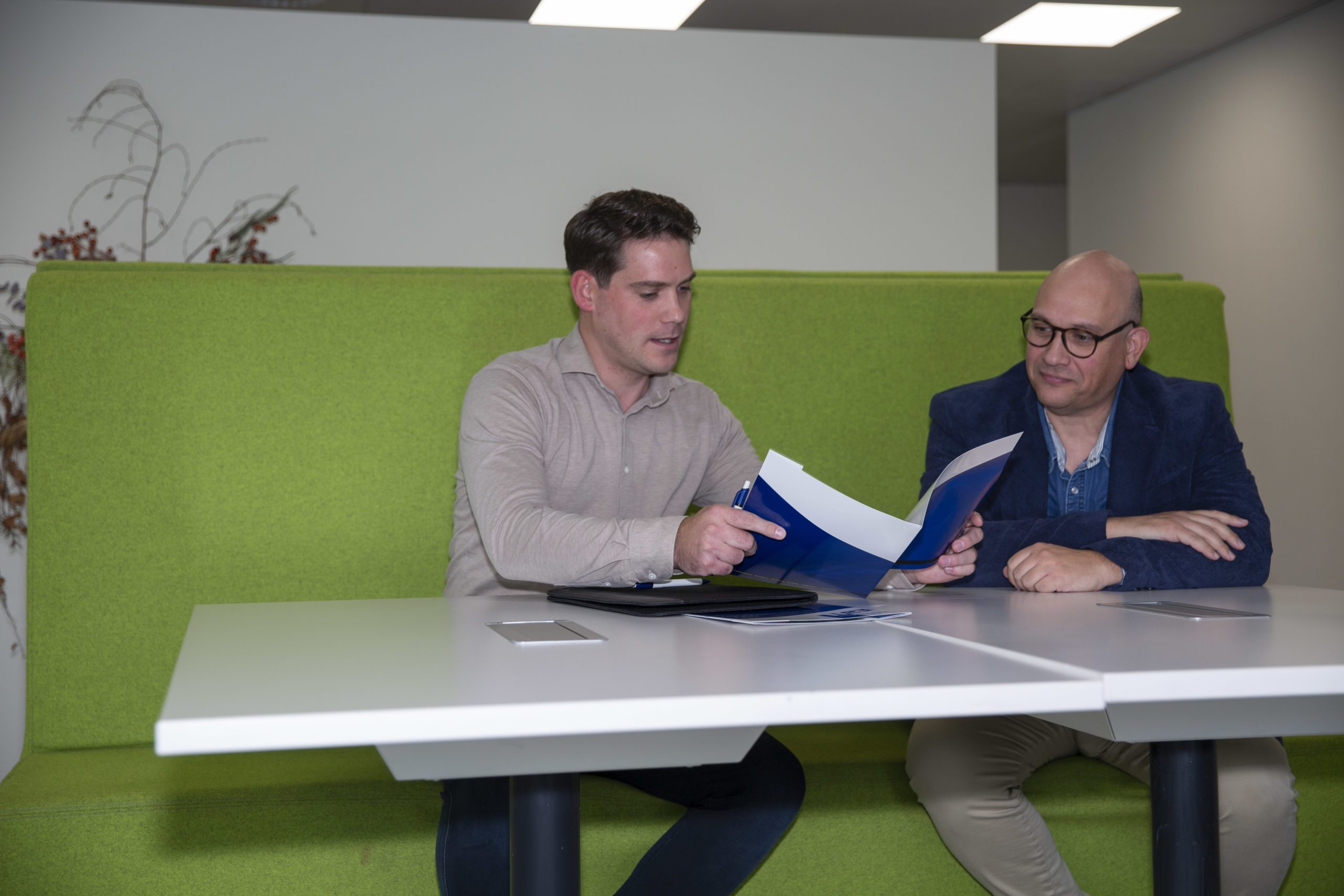 Twee adviseurs bespreken samen een beveiligingsplan