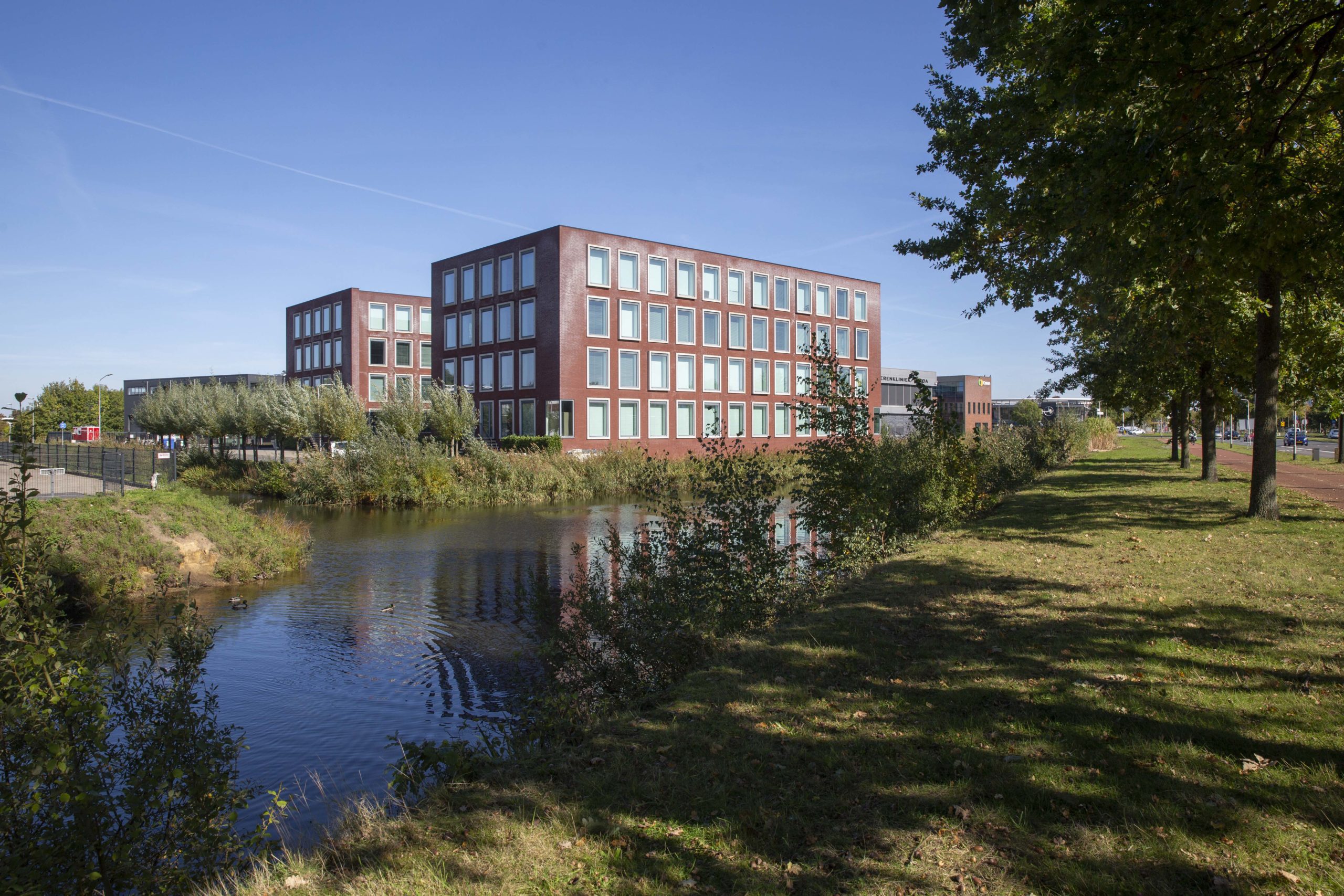 Kantoorpand van EBN Veiligheidsdienst aan het water in Breda